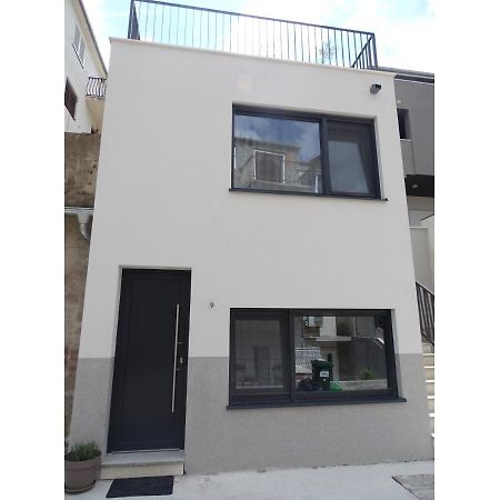 Modern Small House With A Terrace Σπλιτ Εξωτερικό φωτογραφία