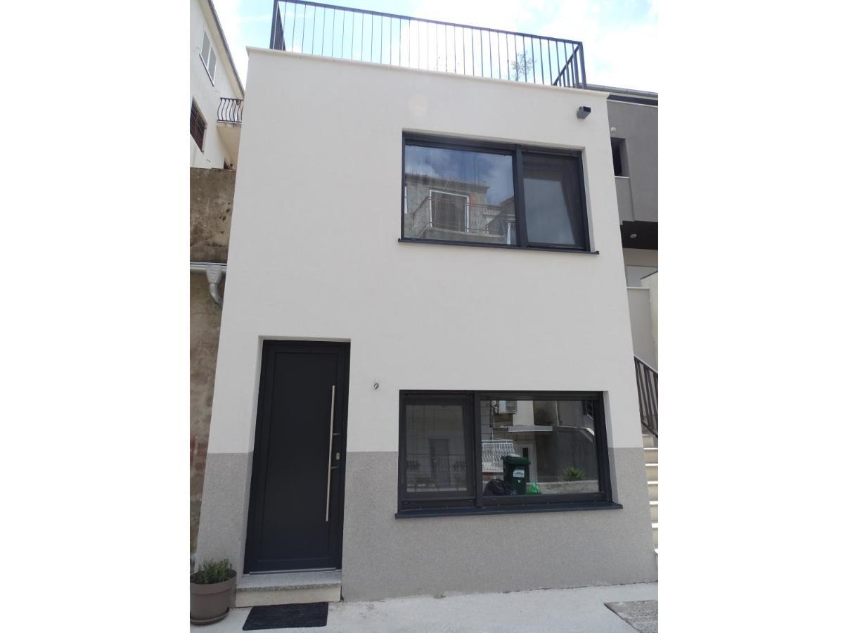 Modern Small House With A Terrace Σπλιτ Εξωτερικό φωτογραφία