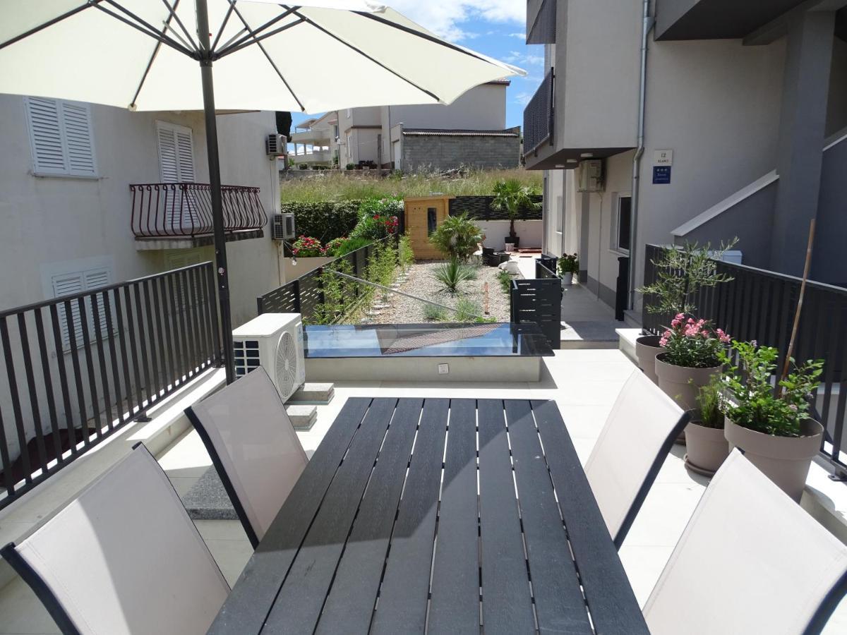 Modern Small House With A Terrace Σπλιτ Εξωτερικό φωτογραφία